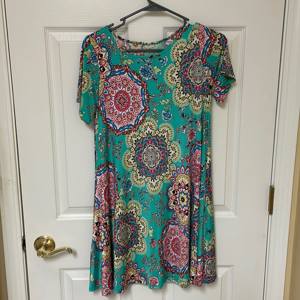 Ladies small flower dress with pockets.  I am 5’7” & it sits 2” above my knees.